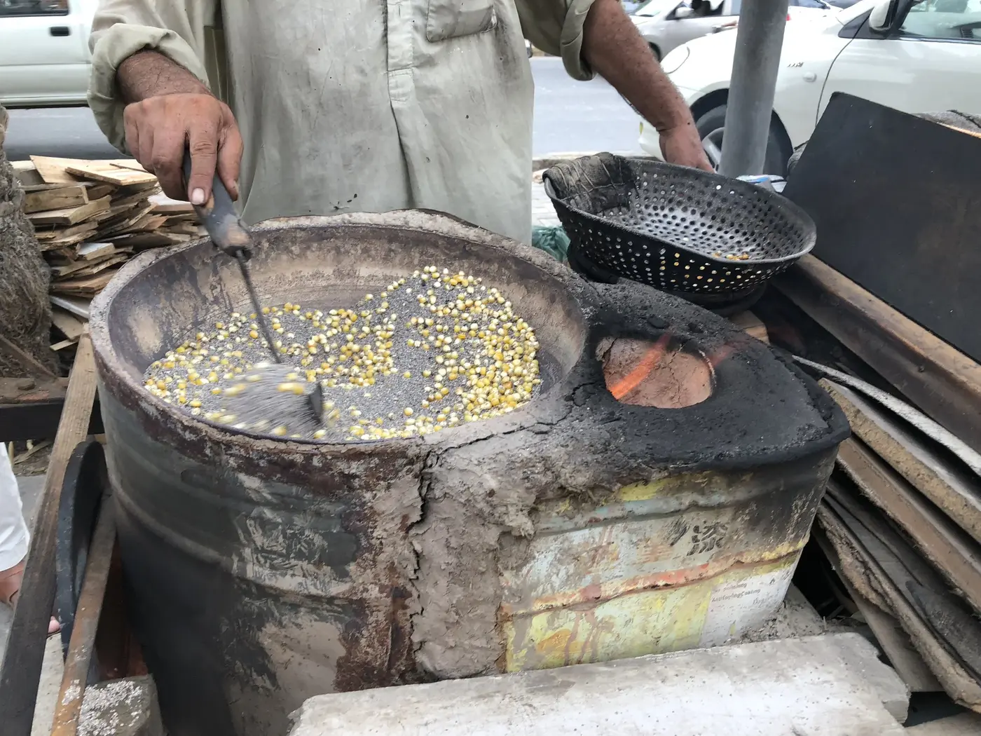 My favorite Pakistani street food: corn cooked in salt